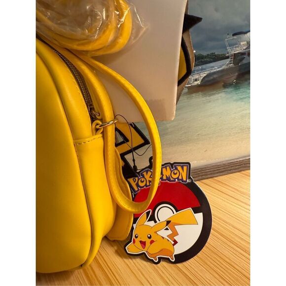 Danielle Nicole Think Geek Pikachu Pokémon Crossbody Bag NWT - Picture 4 of 5